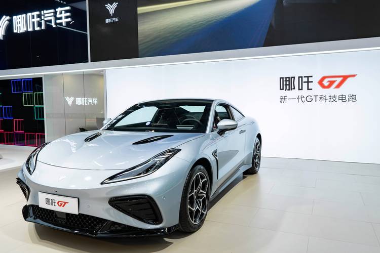 成都185哪吒汽车在智能汽车领域的表现，领途汽车在新能源汽车市场中的影响力